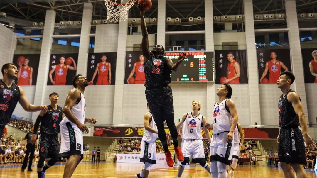 罗马诺&莫雷托：米兰接近签下20岁哥伦比亚后卫阿里萨拉（罗马诺与莫雷托：米兰即将敲定20岁哥伦比亚后卫阿里萨拉加盟）